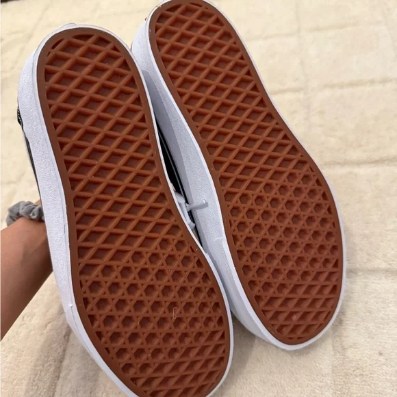 Vans Black and White Old Skool Sneakers with Platform Sole BRAND NEW - Picture 2 of 4